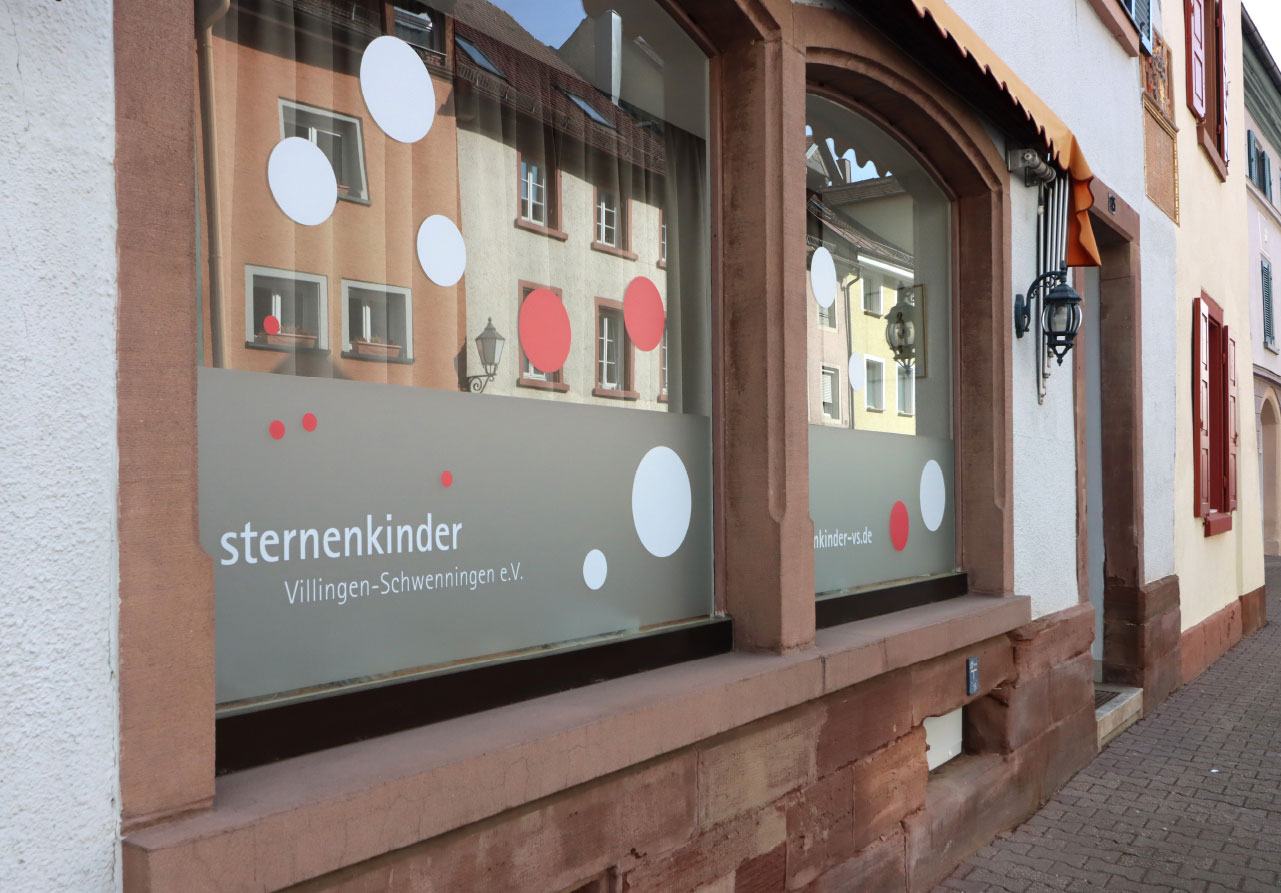 sternenkinder Villingen-Schwenningen e.V., Kommunikationsdesign, Corporate Design, Signaletik, Wandgestaltung, Raumgestaltung, Kommunikationsdesign Konstanz, Räumlichkeiten, Signaletik, Barbara Kuberczyk