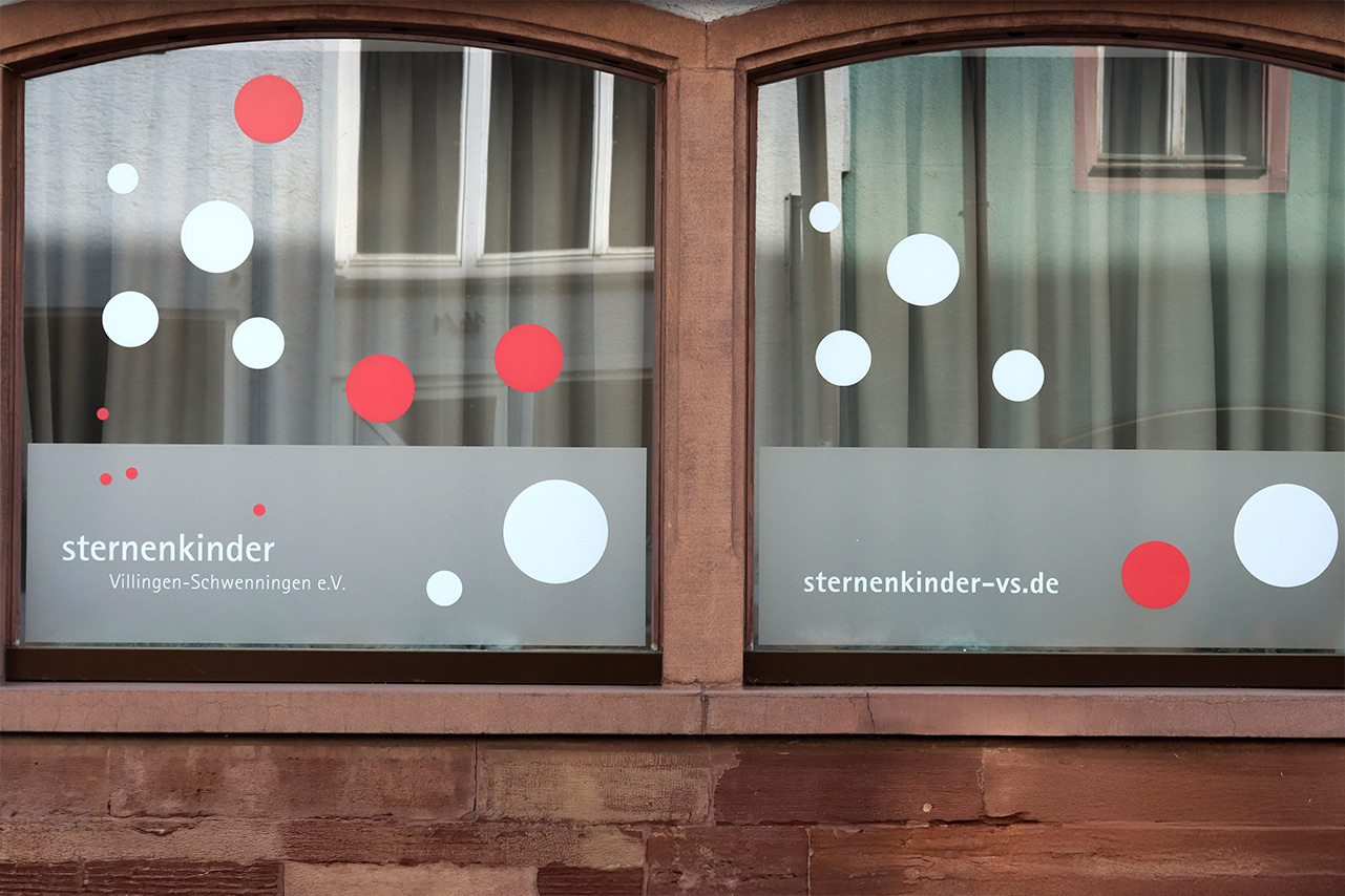 sternenkinder Villingen-Schwenningen e.V., Kommunikationsdesign, Corporate Design, Signaletik, Wandgestaltung, Raumgestaltung, Kommunikationsdesign Konstanz, Räumlichkeiten, Signaletik, Barbara Kuberczyk