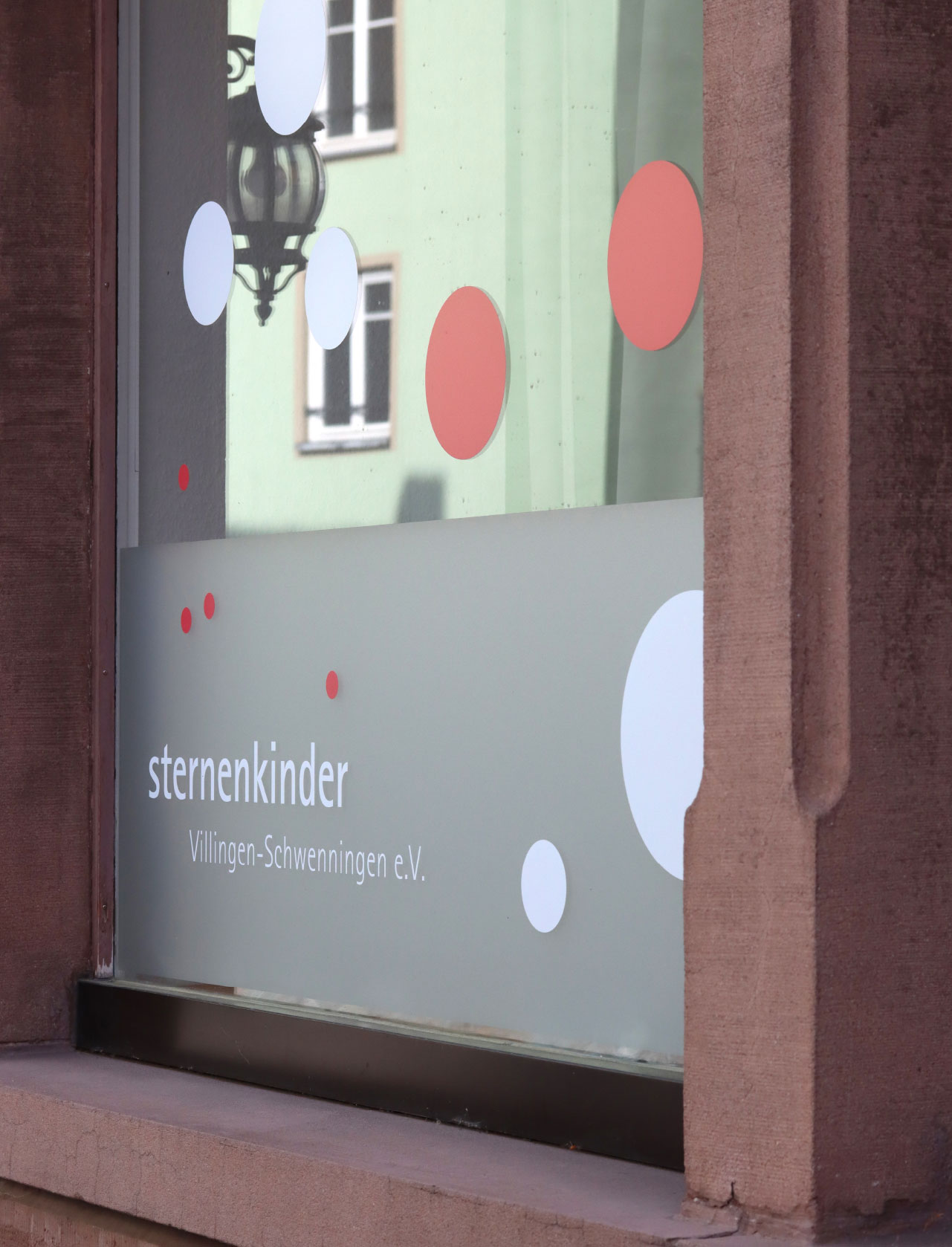 sternenkinder Villingen-Schwenningen e.V., Kommunikationsdesign, Corporate Design, Signaletik, Wandgestaltung, Raumgestaltung, Kommunikationsdesign Konstanz, Räumlichkeiten, Signaletik, Barbara Kuberczyk