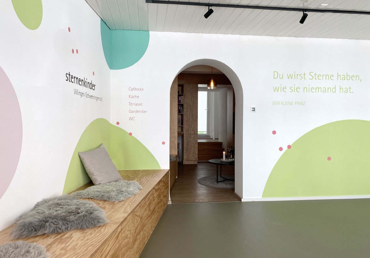 sternenkinder Villingen-Schwenningen e.V., Kommunikationsdesign, Corporate Design, Signaletik, Wandgestaltung, Raumgestaltung, Kommunikationsdesign Konstanz, Räumlichkeiten, Signaletik, Barbara Kuberczyk