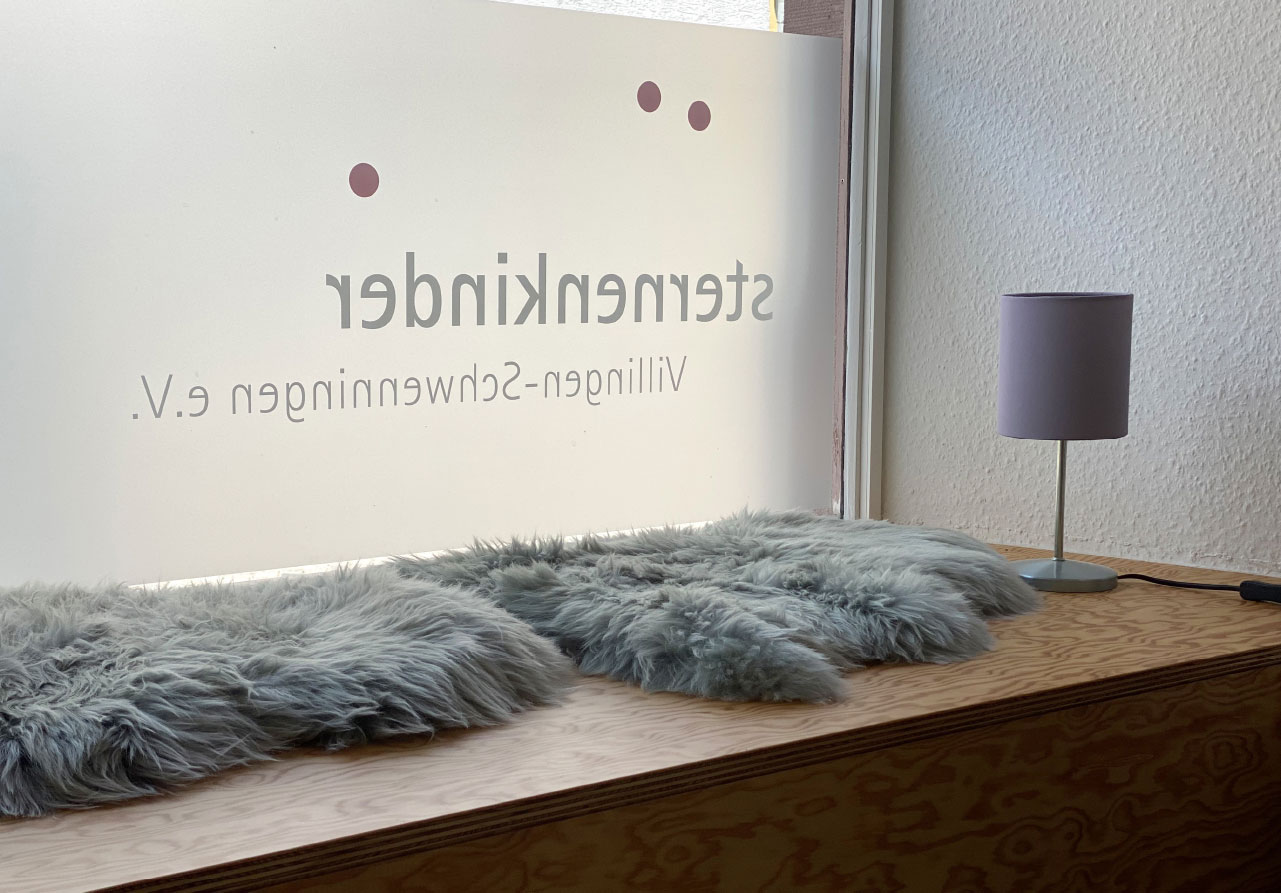 Sternenkinder Villingen-Schwenningen e.V., Kommunikationsdesign, Corporate Design, Grafikdesign, Signaletik, Wandgestaltung, Raumgestaltung, Kommunikationsdesign Konstanz, Barbara Kuberczyk