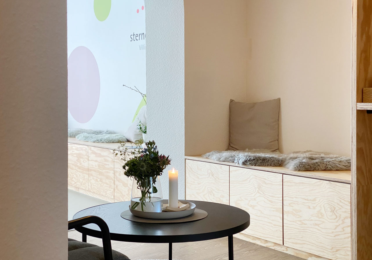 sternenkinder Villingen-Schwenningen e.V., Kommunikationsdesign, Corporate Design, Signaletik, Wandgestaltung, Raumgestaltung, Kommunikationsdesign Konstanz, Räumlichkeiten, Signaletik, Barbara Kuberczyk
