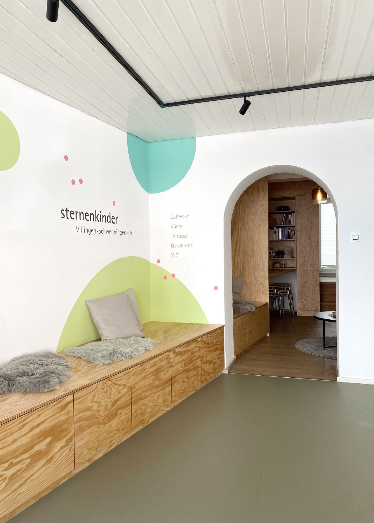 sternenkinder Villingen-Schwenningen e.V., Kommunikationsdesign, Corporate Design, Signaletik, Wandgestaltung, Raumgestaltung, Kommunikationsdesign Konstanz, Räumlichkeiten, Signaletik, Barbara Kuberczyk